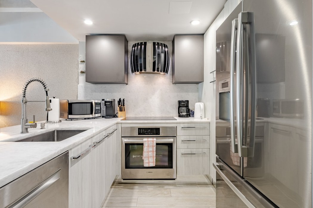 Fully equipped Miami Azul kitchen with stainless steel appliances